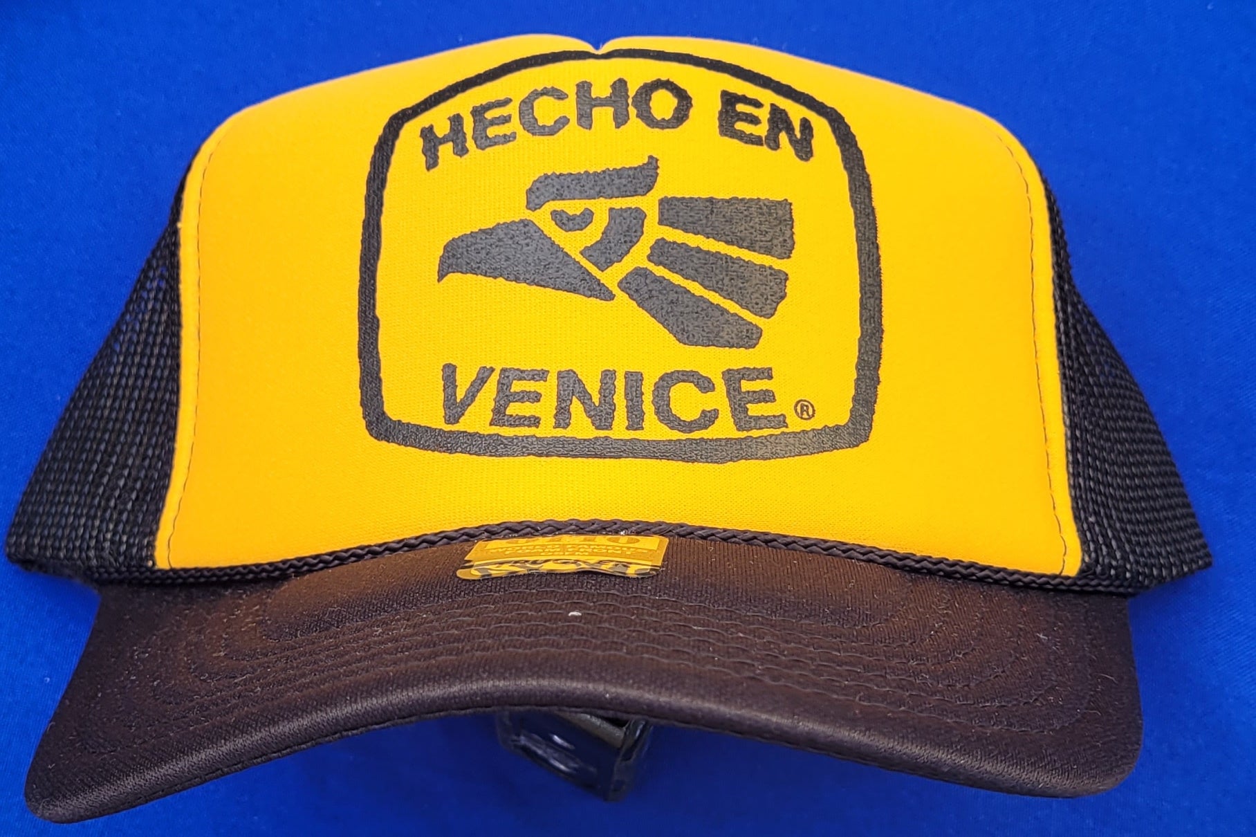 HECHO EN VENICE TWO-TONE TRUCKER HATS