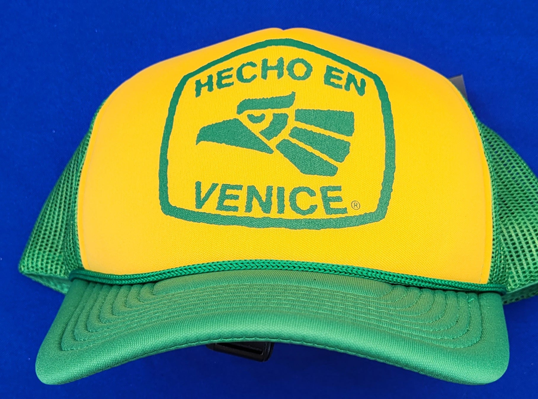 HECHO EN VENICE TWO-TONE TRUCKER HATS