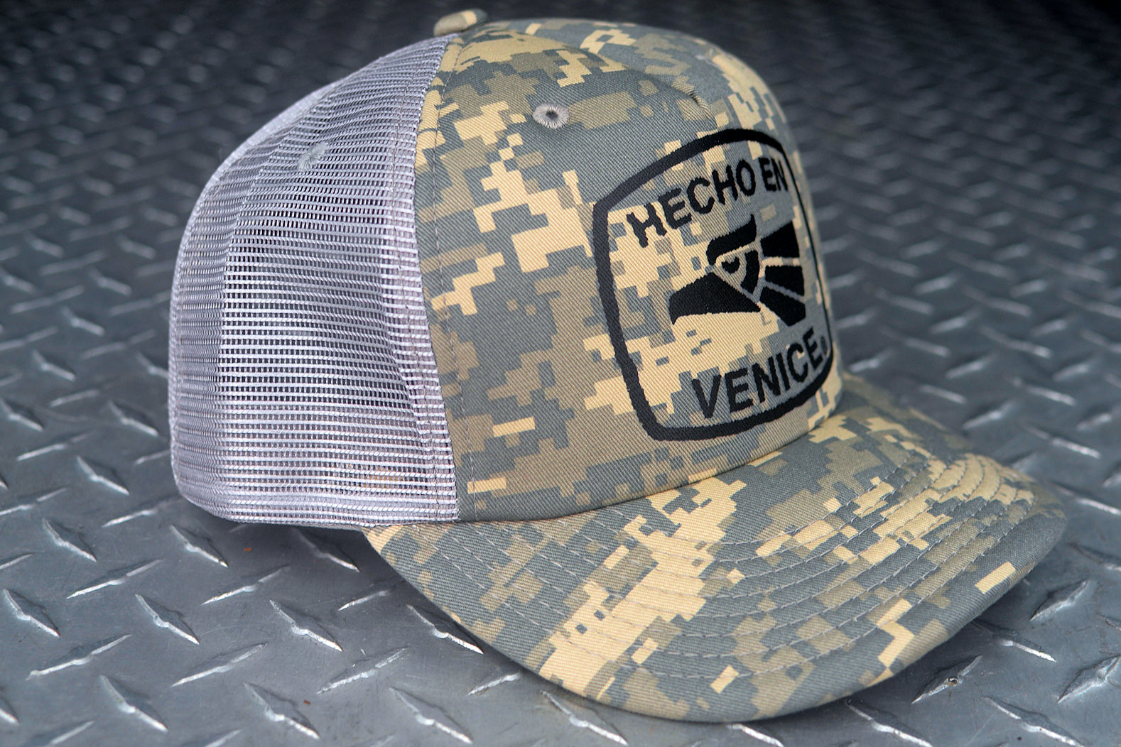 HECHO EN VENICE CAMO TRUCKER HAT